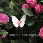 5b - wit en roze vlinder in de tuin - brendableijenberg - atelierhetglazennest